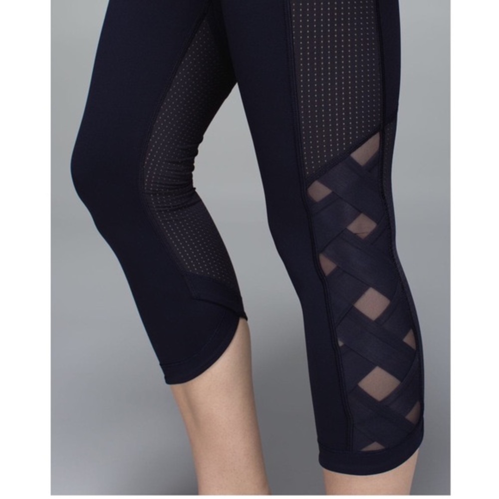 Lululemon Varsity Crop in Black Luxtreme sz 8